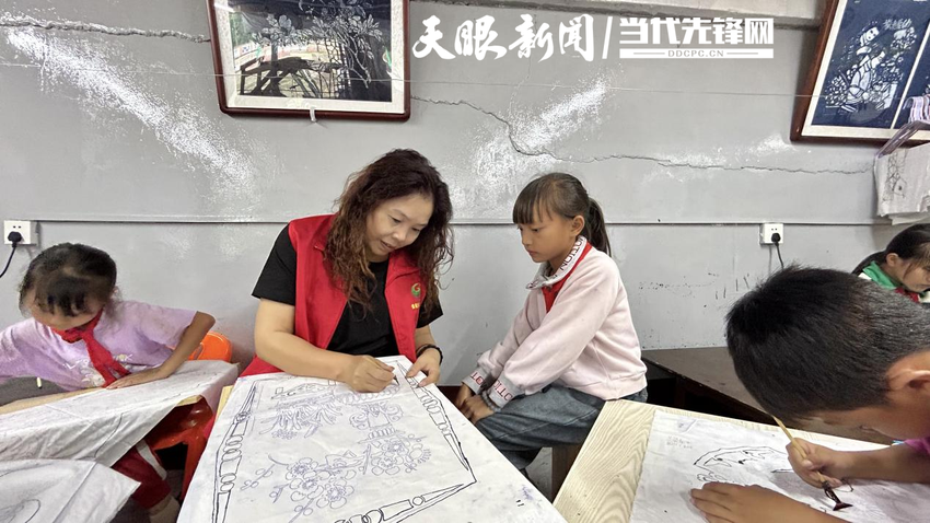 开阳县“银领工作驿站”老干部志愿者开展蜡染技艺专项辅导活动