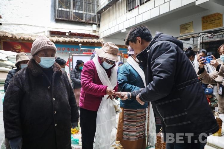 新春走基层| 藏历新年送温暖 鲁固社区为困难群众发放慰问金