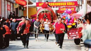 一年一度的跑鼓车比赛在襄汾县汾城镇南膏腴村举行