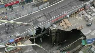 直击成都在建地铁13号线塌陷事故现场：地面露出巨大空洞