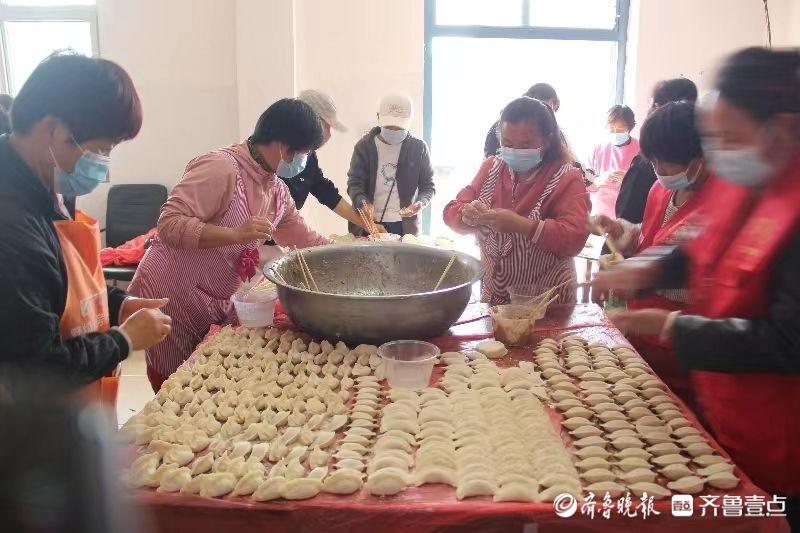 东明县城关街道刘坟村300名老人欢度重阳节