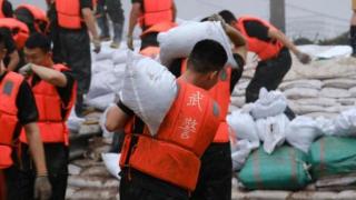 武警北京总队机动第三支队为受困群众送上救灾物资