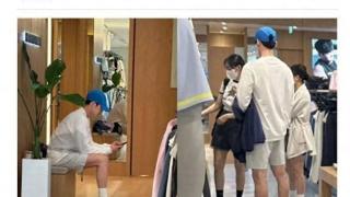 韩国知名男星，被曝陪女友逛街，帮忙拿外套，等待时低头玩手机