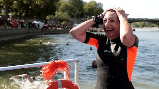 巴黎市长塞纳河游泳 称其足够清洁举办奥运会