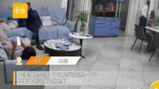 夫妻俩想趁儿子回房间时亲热，不料儿子杀了个回马枪，下秒尴尬了