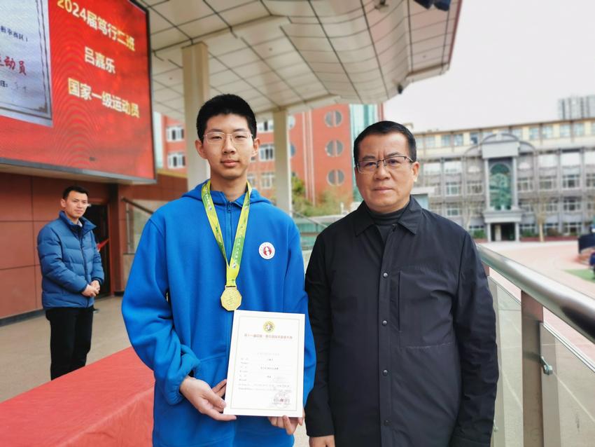 国际大赛一等奖、国家一级运动员，这个15岁的郑州八中少年让人“刮目”