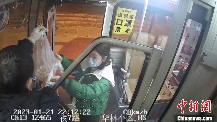 成都：除夕夜坚守岗位的公交车司机收到乘客送的暖心水饺