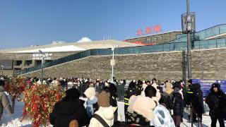 “顶流”哈尔滨冰雪大世界开园，游客寒冬清晨排队，“臻享票”被黄牛炒到万元