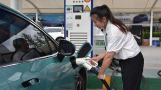 四川荣县首个集中式新能源汽车充电站每天上百辆车充电