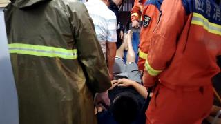 临沂沂河新区消防救援大队涉水救援喉咙出血导致呼吸困难患者