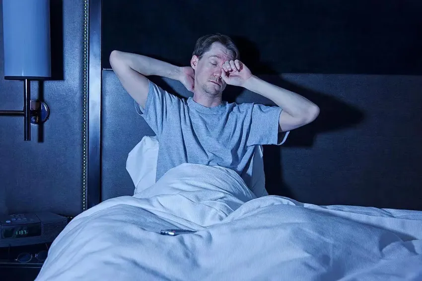 睡觉总在凌晨3、4点醒来，可能是“8大疾病”的信号，别掉以轻心