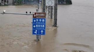 桂林遇1998年以来最大洪水：商户用船接送周边居民，镇上新娘坐消防车出嫁