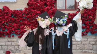 济南老街巷，众多大学毕业生戴上簪花学士帽留影