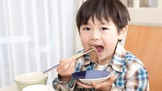 孩子竟确诊高血压？提醒家长：这4类食物或是“元凶”，减少食用