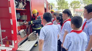 临沂方城小学组织少先队员走进消防救援站参观学习