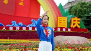 喜迎国庆！“中国红”装扮青岛，引市民游客争相打卡