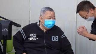 76岁TVB老戏骨成功减30磅想再拍剧，有位心善花旦帮助安排按摩助消肿