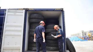 143吨废轮胎在潍坊港装车运至黄岛口岸退运