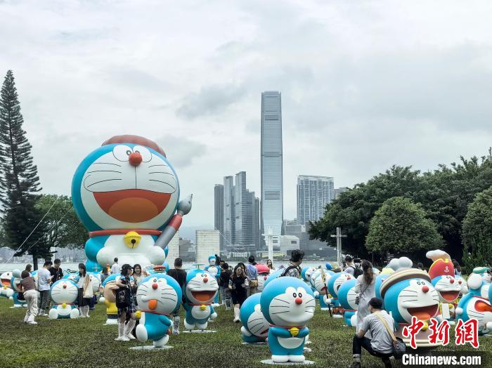 特写：巨型“哆啦A梦”空降维港 点亮“友谊比天长”