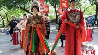山东济南：新人青睐中式婚礼
