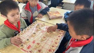 乐在“棋”中，东昌府区拐里王小学“棋”乐无穷