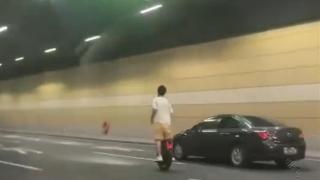 男子在广州一隧道内骑电动独轮车，速度快到能超汽车