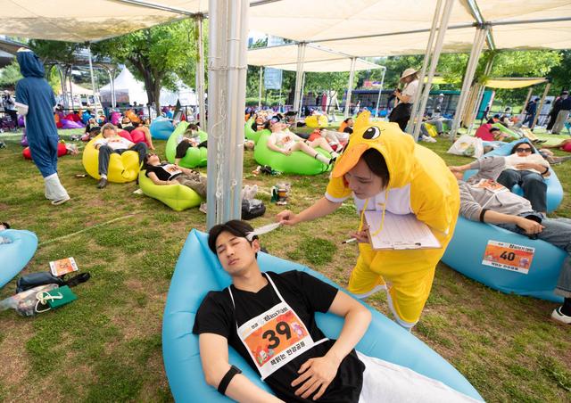 韩国首尔：比比谁是睡觉大王