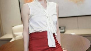 无袖白衬衫搭配红色短裙，让女性更具魅力