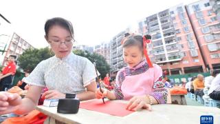 广西梧州：小学生多彩活动迎“双节”