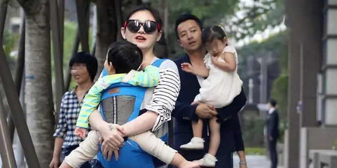 汪小菲带儿女现身北京海洋馆，小玥儿穿着干净清爽，与跟大S时大不一样