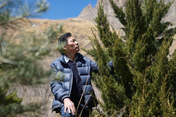 东嘎社区二组村民在植树造林改变荒山样貌保护生态环境