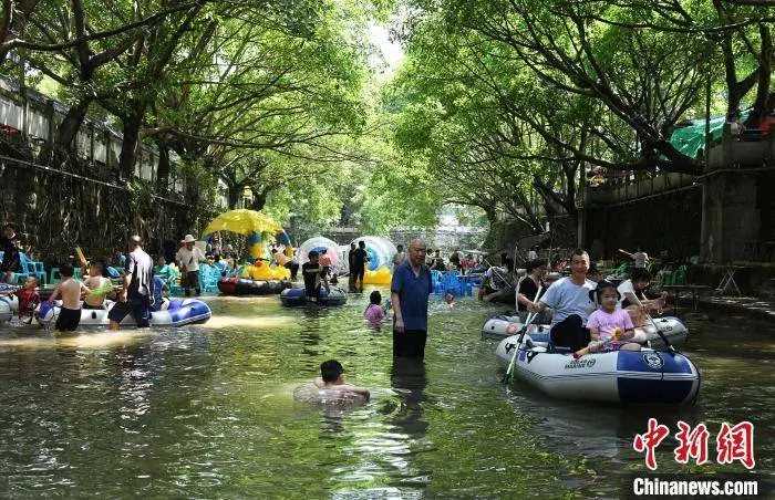 重庆高温：河床成民众消暑纳凉游乐场