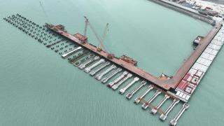 广西首座20万吨级高桩散货码头提前完成钢管桩沉桩施工