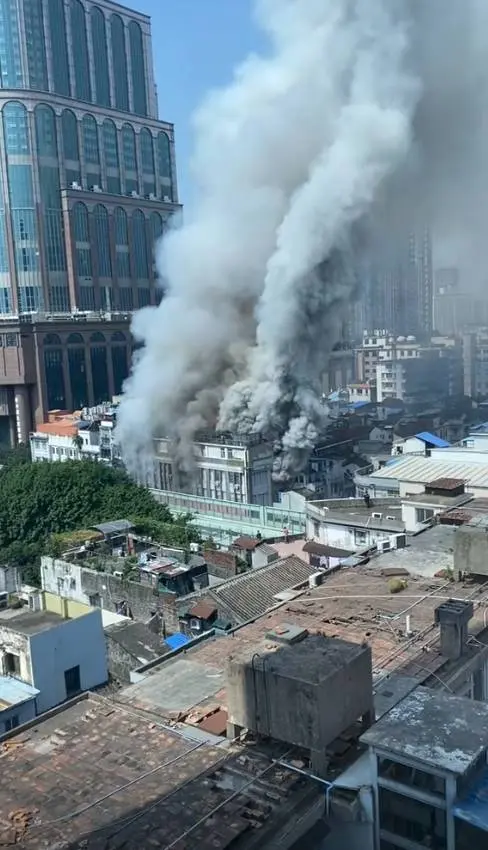 广州一服装批发市场起火造成一人死亡，消防启用云梯从天台救出多人