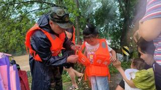 常德桃源：民兵冒雨奋战一线抢险救援