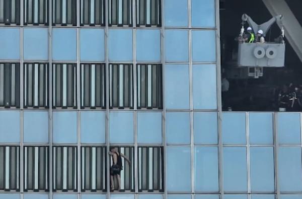 偷攀“韩国第一高楼” 英国男子爬至70多层被抓