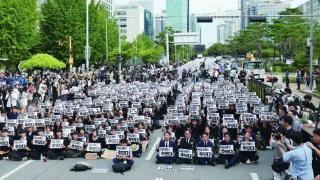 抗议霸凌！韩国教师“史无前例”走上街头