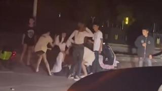 福州街头多人围殴一女孩扒其衣裤，当地警方：已介入！