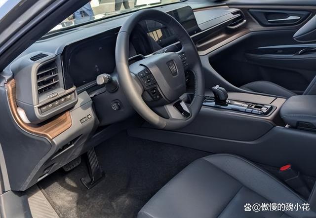 丰田“皇冠Crown Sedan”正式下线，内外设计惹人爱