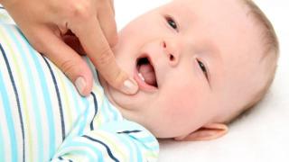 一般情况下，宝宝在4个月到6个月的时候开始长牙齿