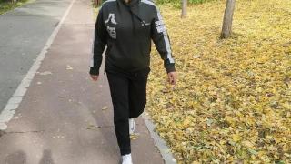 刘晓庆晒一组随拍照，她身穿运动服跑步锻炼