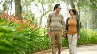 70岁后每天走多少步合适？老人多走路，或可把7类疾病“走”没