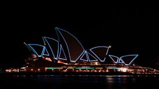 50周年纪念日灯光秀点亮悉尼歌剧院