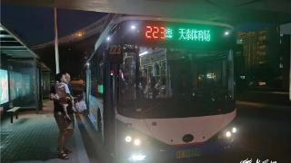 青岛温馨巴士“夜公交”223路线带你体会不一样的“夜生活”