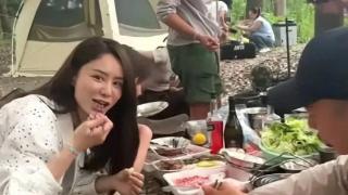 林峯老婆带女儿露营烤肉，郑恺一家也在，苗苗手臂好细啊！