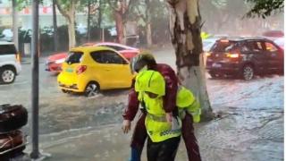 女子暴雨中晕倒，民警及时救助