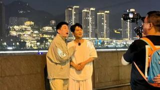 张鹤伦、孟鹤堂深夜录综艺，在重庆江边被偶遇，照片被网友晒出