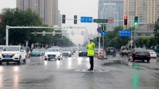 张店交警：强化路面管控，雨天执勤保畅通