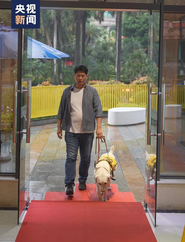 他牵着导盲犬走在北京街头，一位阿姨大喊：别动别动！看看吧