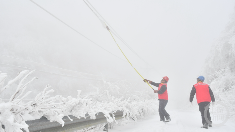 寒潮来袭 电力工人踏雪除冰保供电